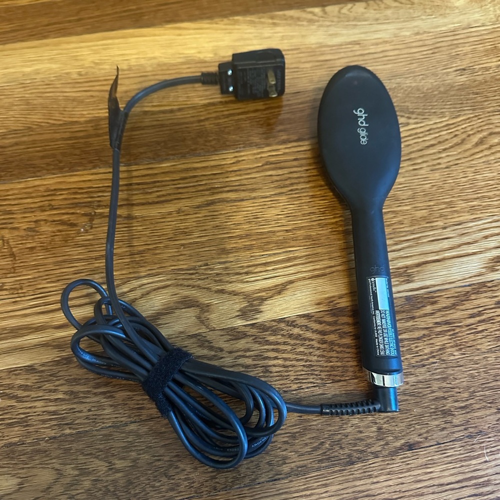 GHD glide smoothing brush